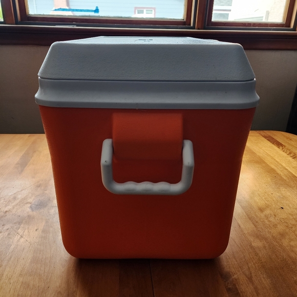 Standard size gatorade vintage rubbermaid cooler - Picture 6 of 7